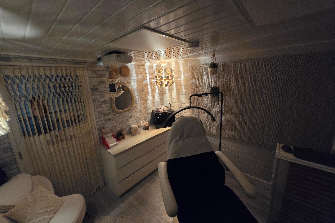 Essie's beautysalon , Cornelis van Uitgeeststraat, Noord-Holland