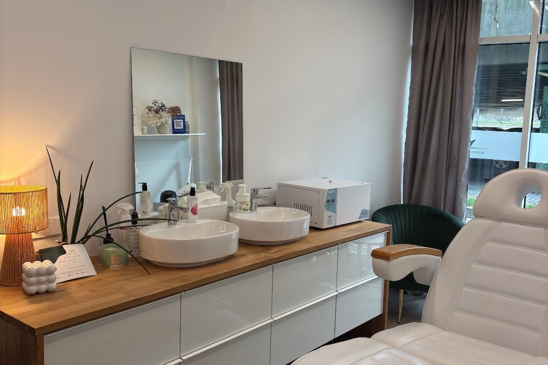 Blakstienų ir antakių meistrė Karolina LV, Kaunas