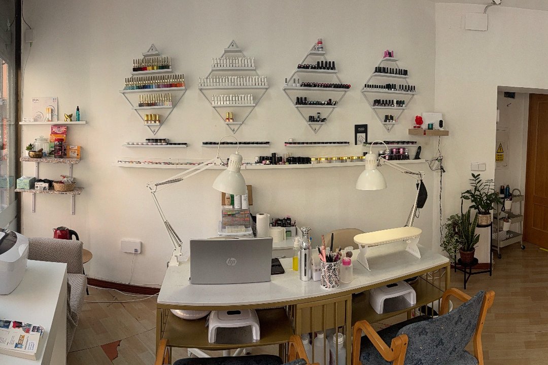 Taller de Uñas El Arte de Laura, Numancia, Madrid