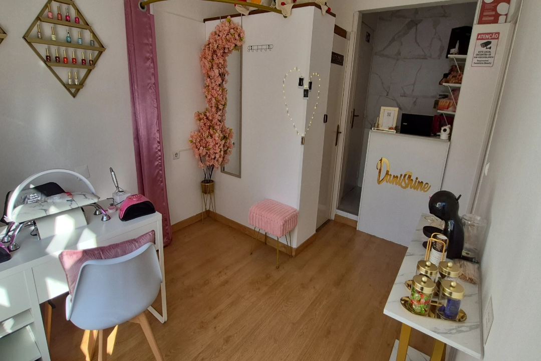 Dani Shine Beauty, Almada