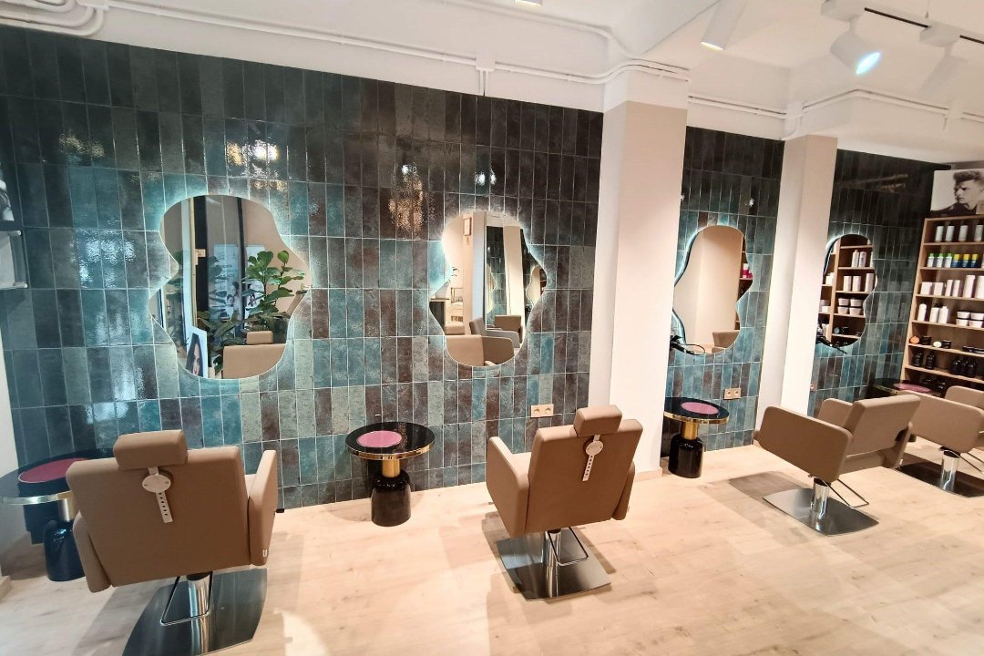 The Moni's Beauty Salon Stylist, Carrer de Sant Antoni Maria Claret, Barcelona