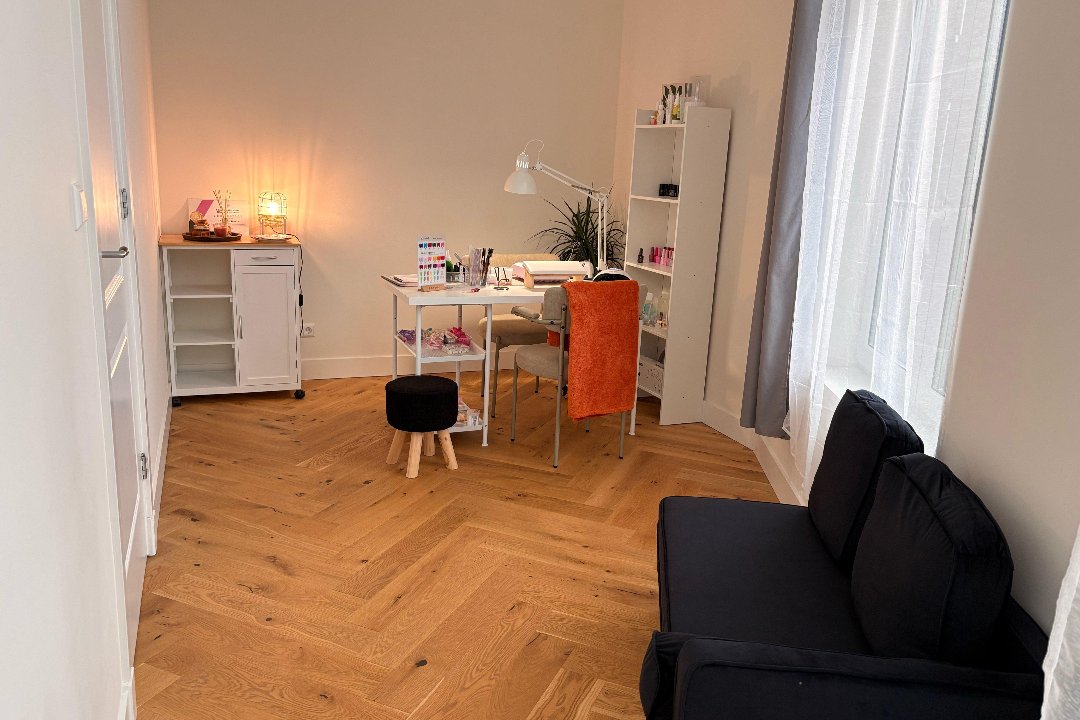 Eszter nail room, Westduinweg, Den Haag