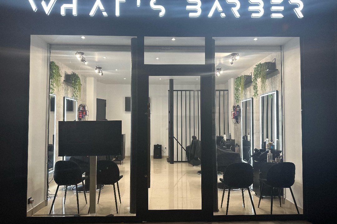 What’s barber, Métro Pigalle, Paris