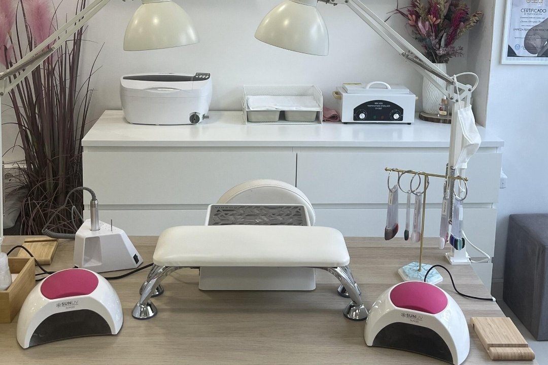 MÁS QUE UÑAS, Vilanova del Vallès, Provincia de Barcelona