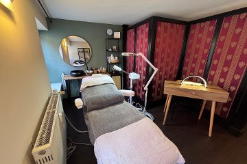 Neshy Kosmetik by Nermin bei Hair Lounge