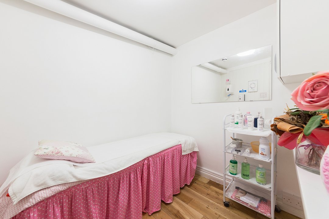 Mirror Mirror Beauty Sloan, Berkeley Fields, London