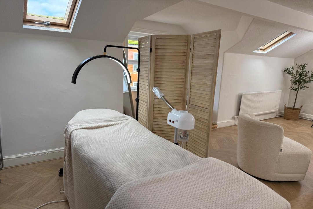 Ora Makeup, Hale, Trafford