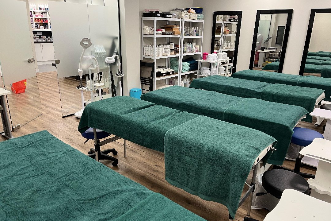 Romina - Salon hijab, Oriental City, London