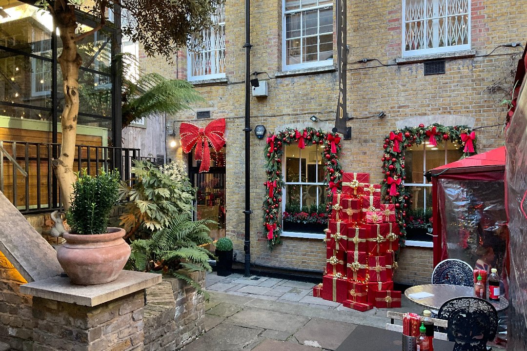 Marko Karola Freelance At The Court Yard  Chelsea, King's Road, London