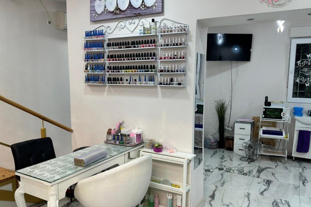 Salón de uñas, Príncipe de Vergara, Madrid