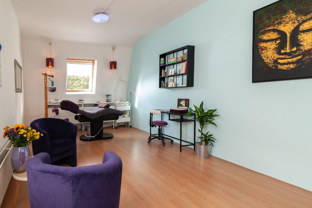 MunayQi Beauty & Healing, Hem