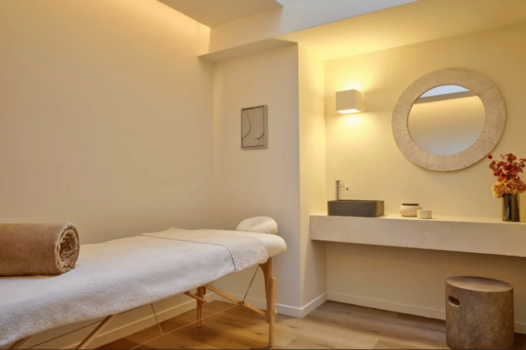 Daphné Lachavanne - Soins Renata França & Massages, Rue de l'Université, Paris