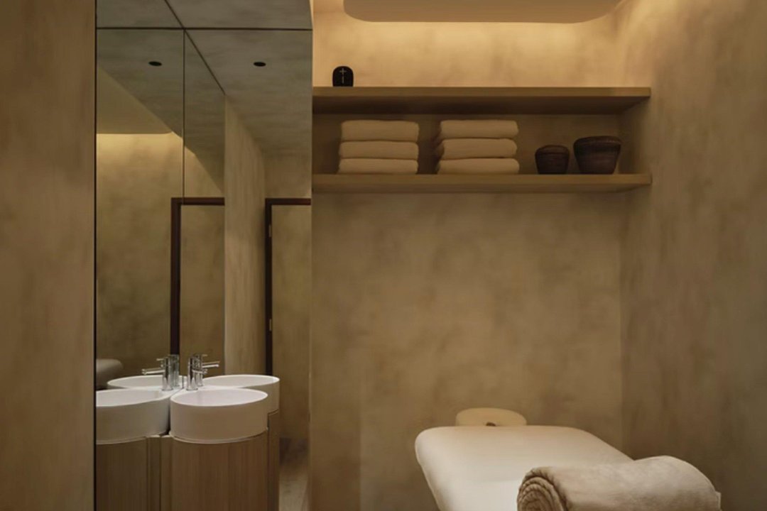 Carly Whitington - Bien Être 7ème, Métro La Tour-Maubourg, Paris