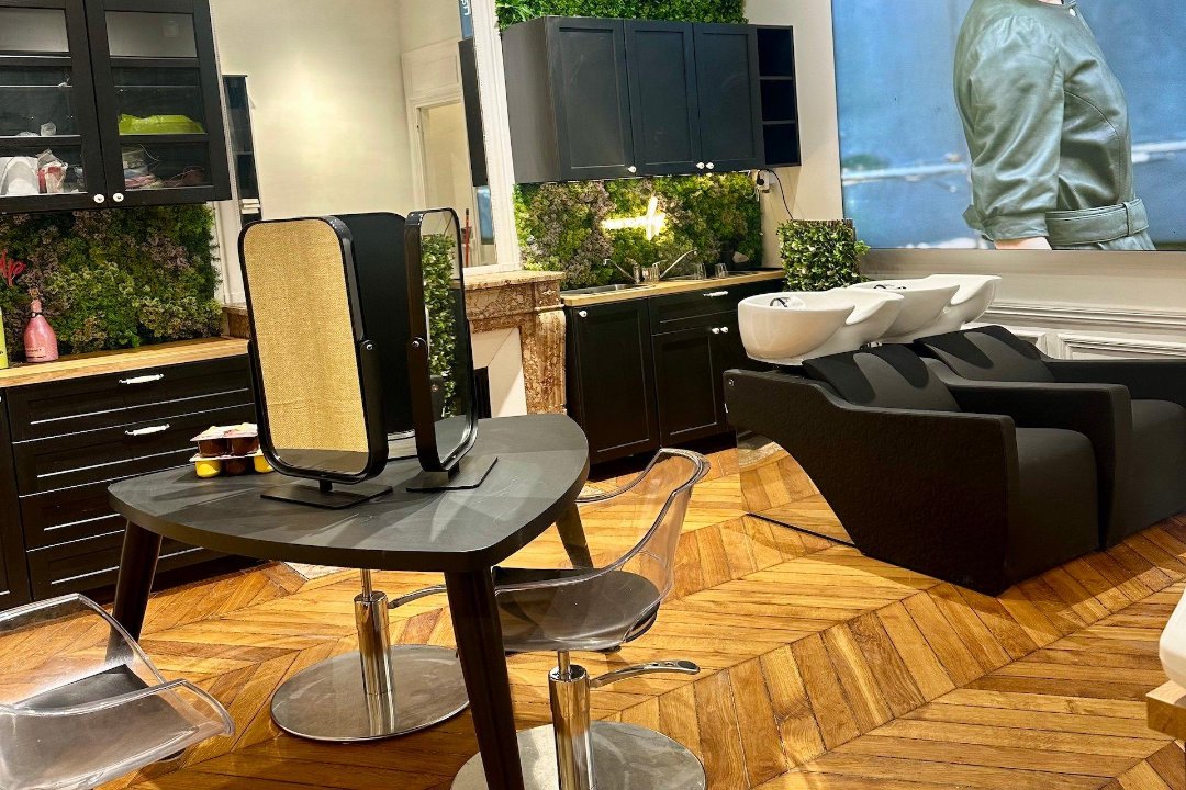 VOXA PARIS, Avenue des Champs-Elysées, Paris