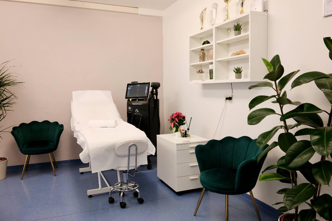 Cristina Beauty - Linz, Industriegebiet-Hafen, Linz