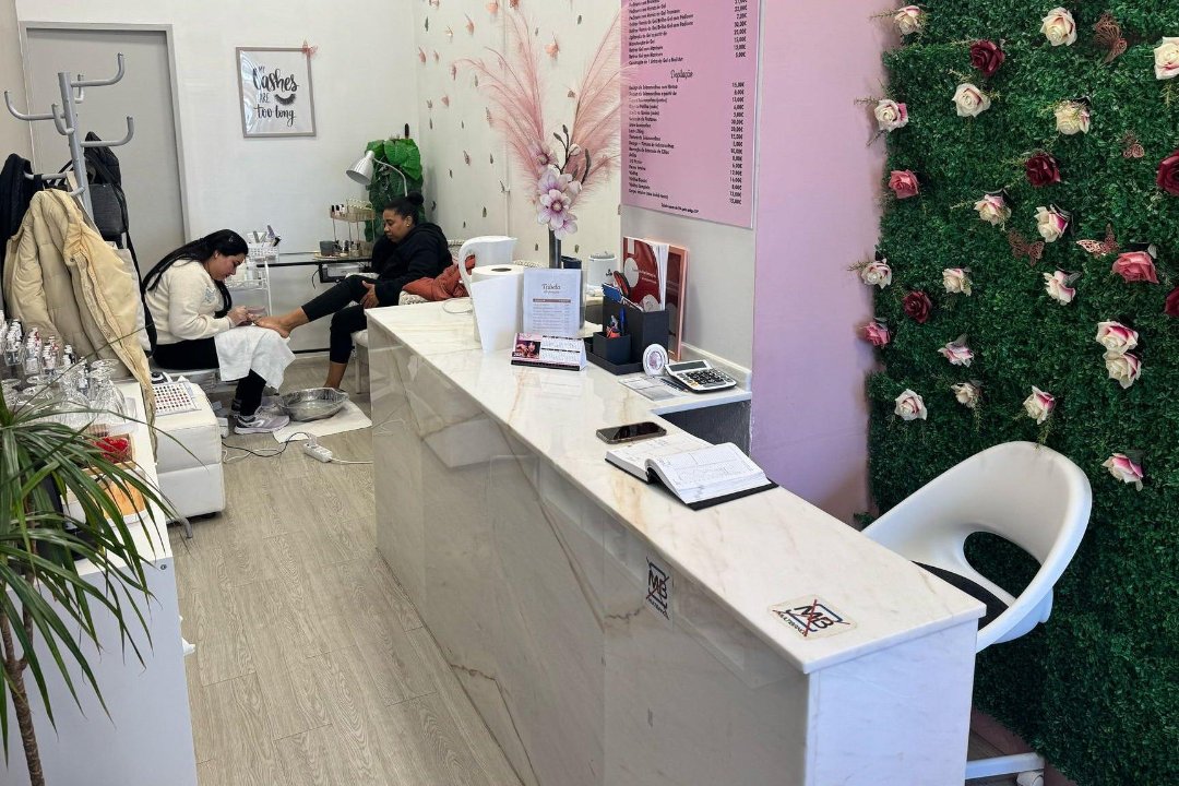 Vitrine dos Olhos e Nails, Almada