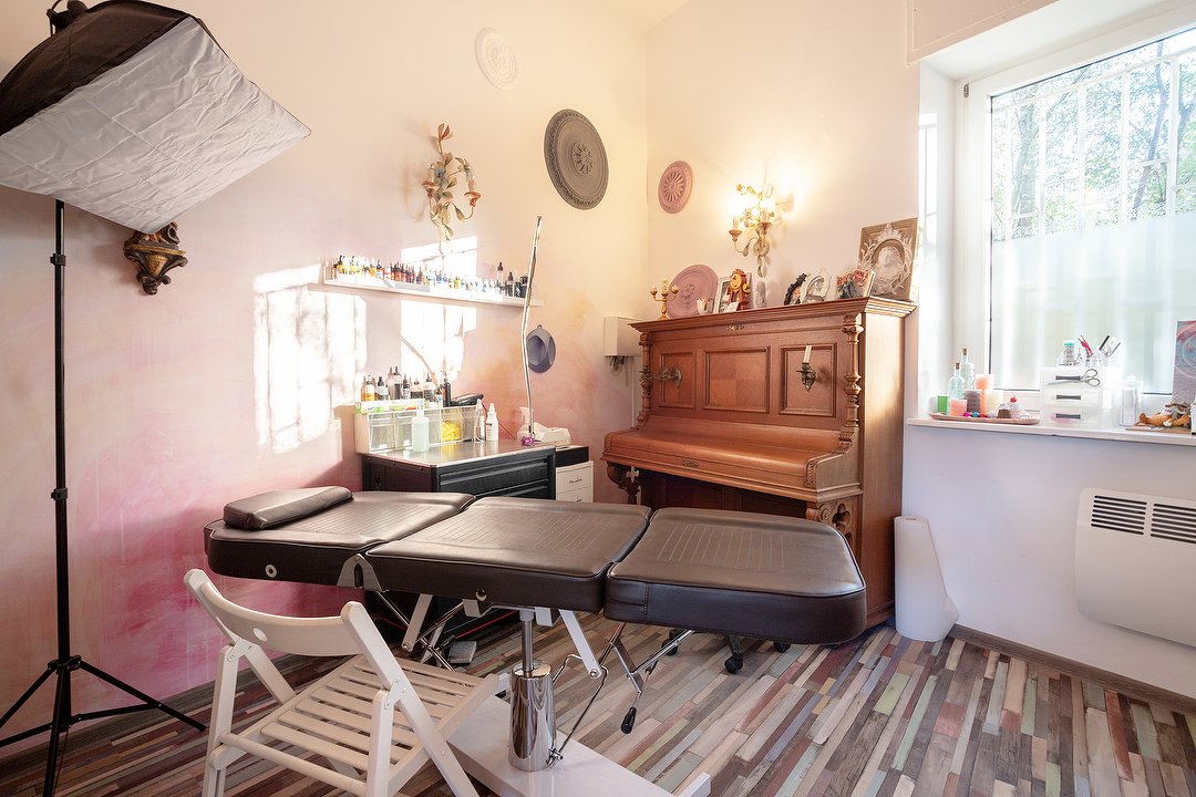 Needles & Fairytales, Herne