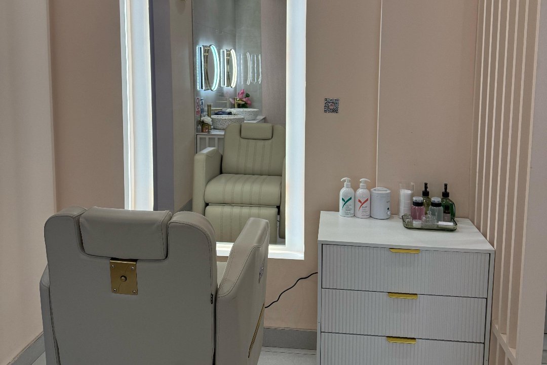 Fab & Fancy, Thamesfield, London