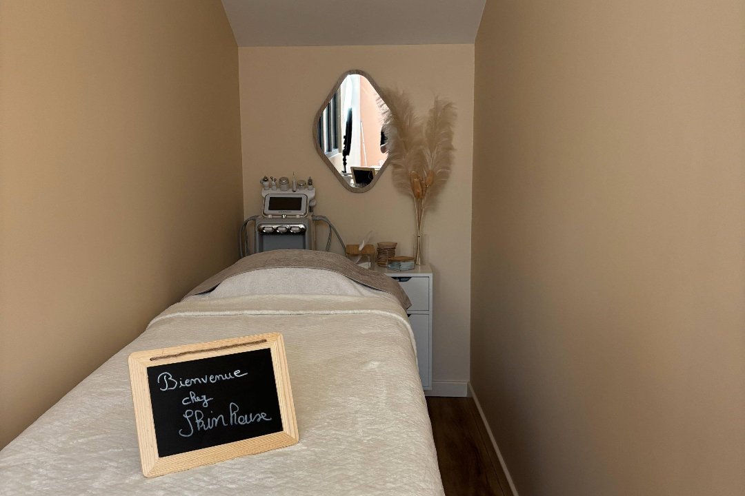 Skinhouse, Villereversure, Ain