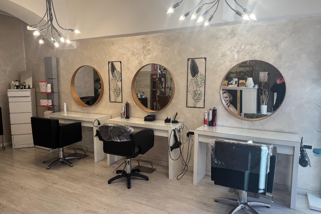 Black In Fuchsia Di Luisa Fabbri, Dalmine, Lombardia