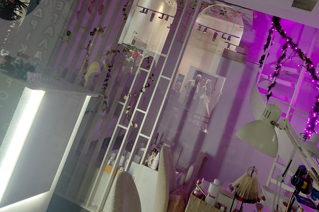 Le Chic Nails, Piraeus