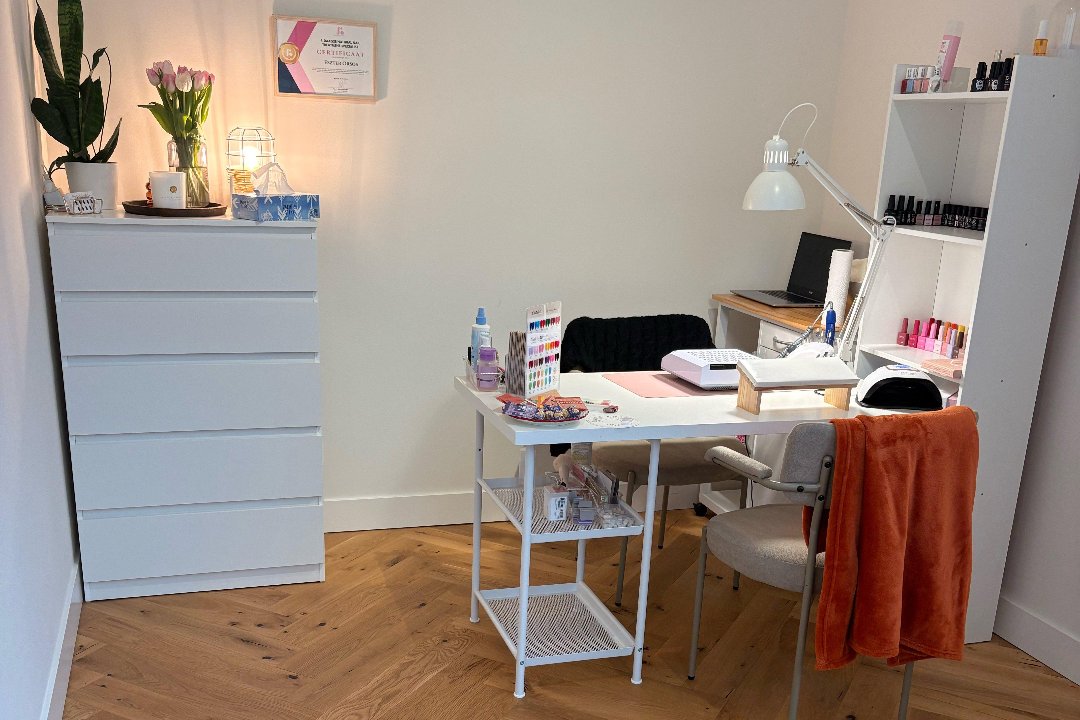 Eszter nail room, Westduinweg, The Hague