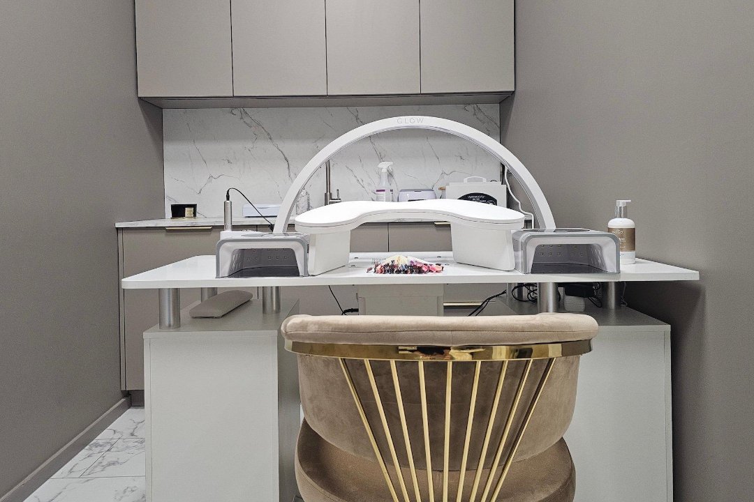 Manikiūro meistrė Miglė, Pilaite, Vilnius