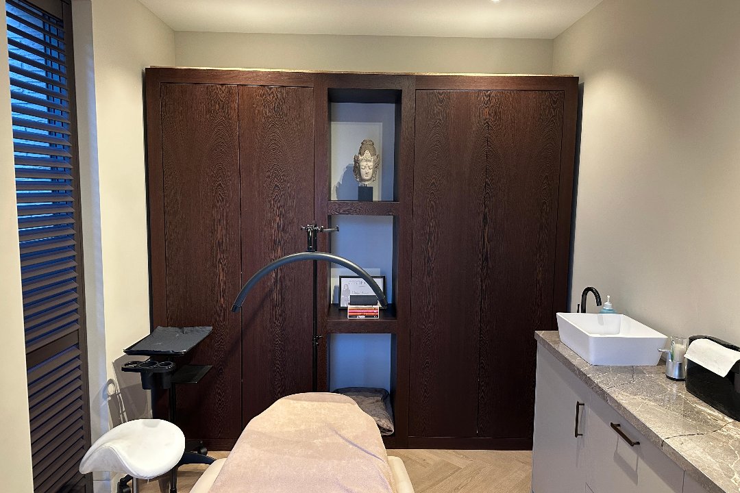 At Noon PMU & Laserontharen, Noord-Brabant