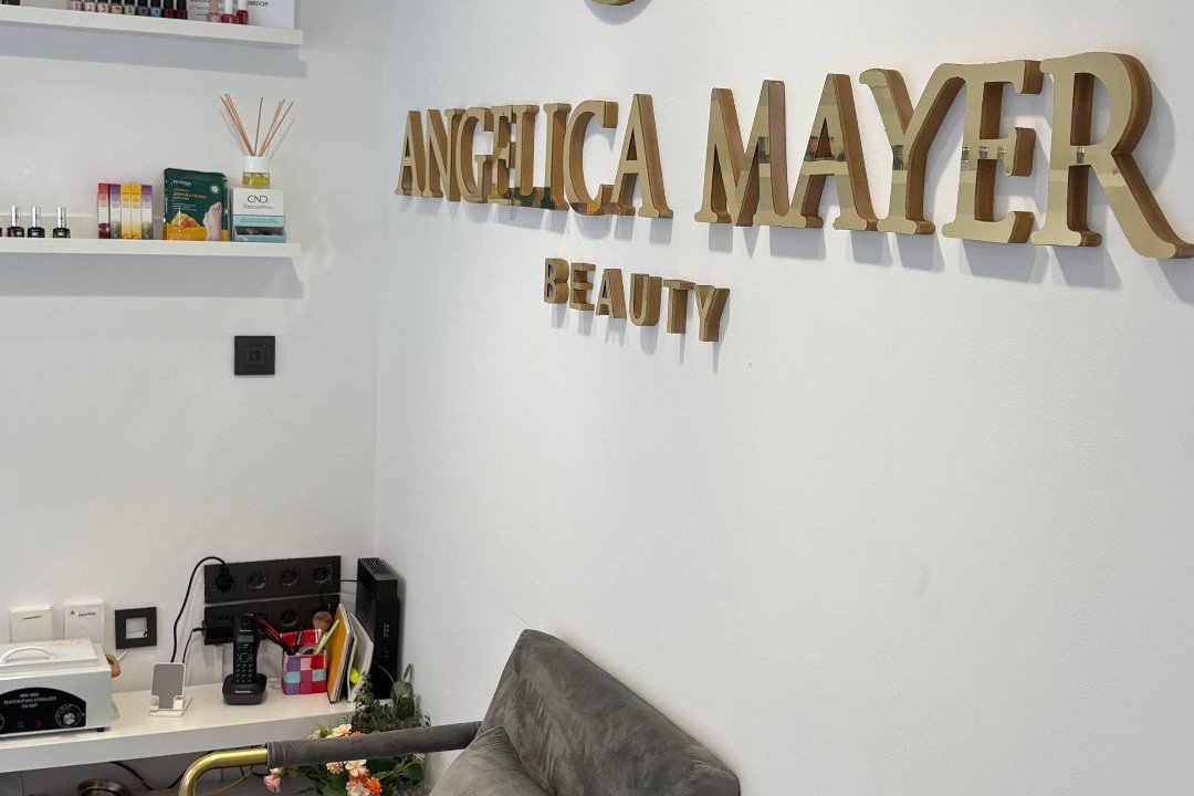 Angelica Mayer Beauty - Calle Hernani 15, Plaza de la Condesa de Gavia, Madrid