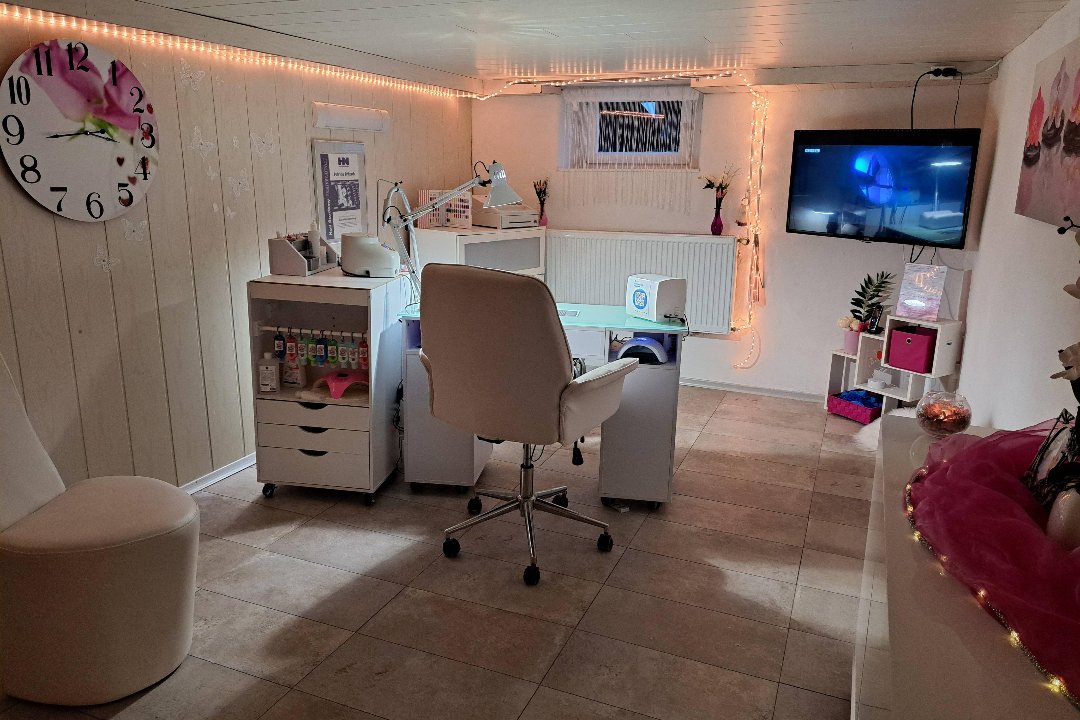 Ticis Handtraum Nagelstudio & Bräunungsdusche, Eichenzell
