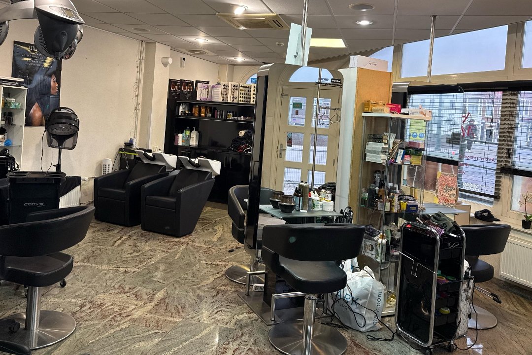 Beauty Kapsalon  En Nagelstudio Mediterraneo, Den Haag Stationsbuurt, The Hague