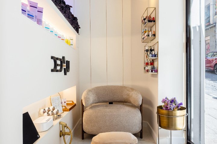 Deja Vu Hair & Make Up - Onglerie Embajadores - Photo de galerie - OneBooking