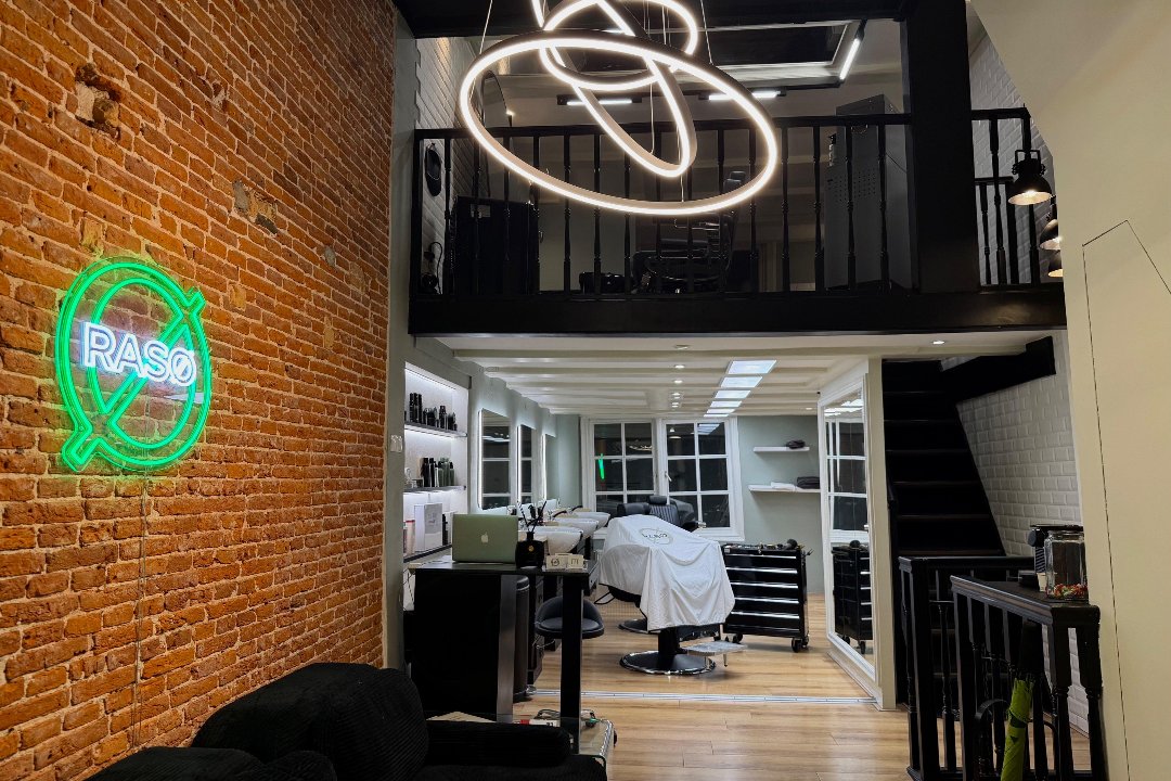 Raso Barberia - by Calvetti Bulldog Barbershop & Tattoo shop, Nieuwezijds Voorburgwal, Amsterdam