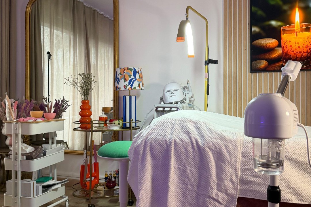 The facialiste, Issy-les-Moulineaux, Hauts-de-Seine