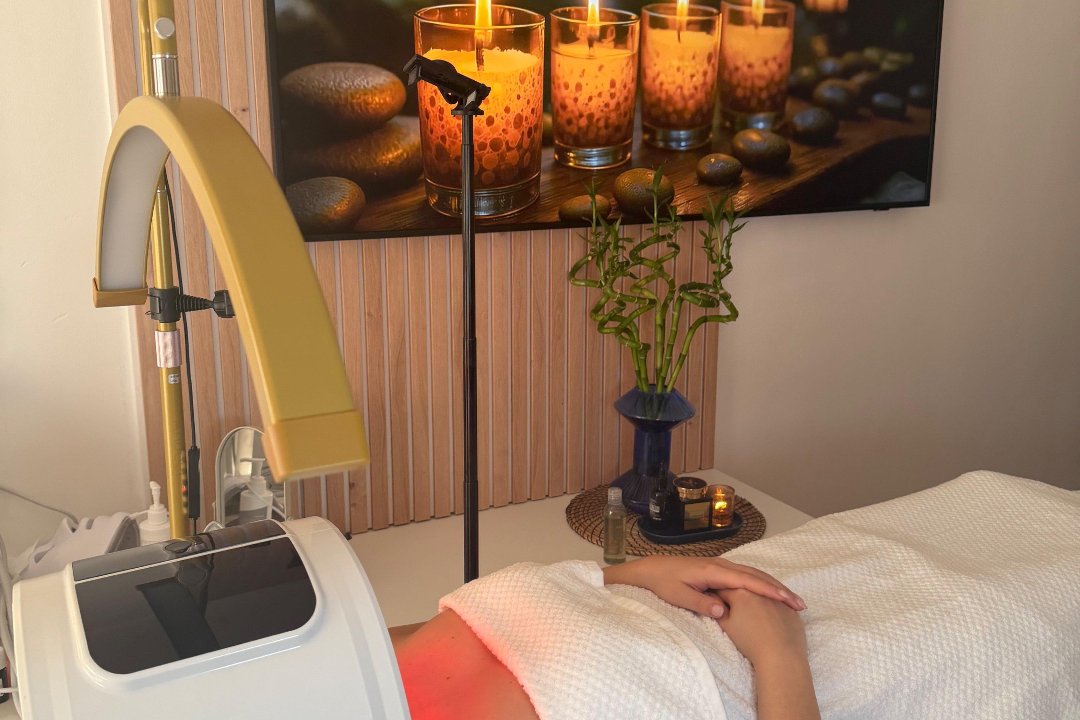 The facialiste, Issy-les-Moulineaux, Hauts-de-Seine