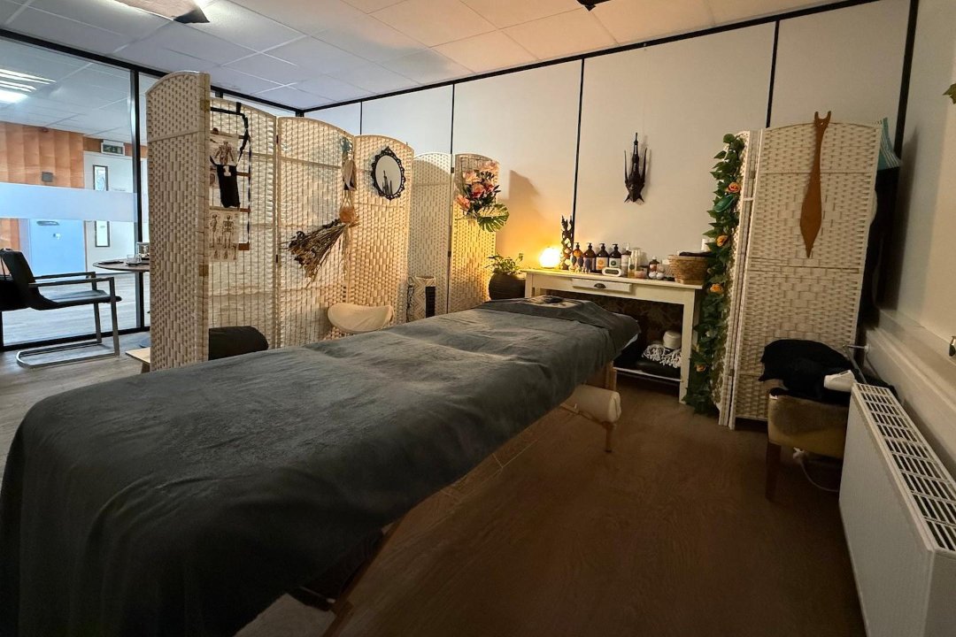 Kartini Massage, Hem