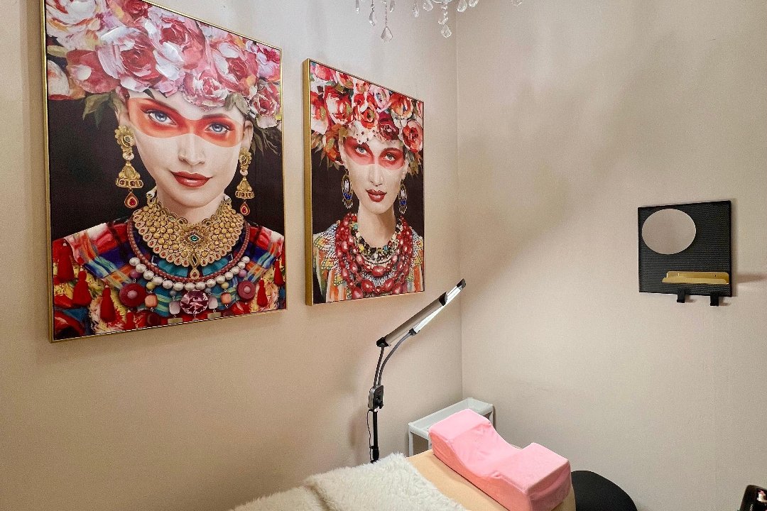 Modern Lashes, Olbia