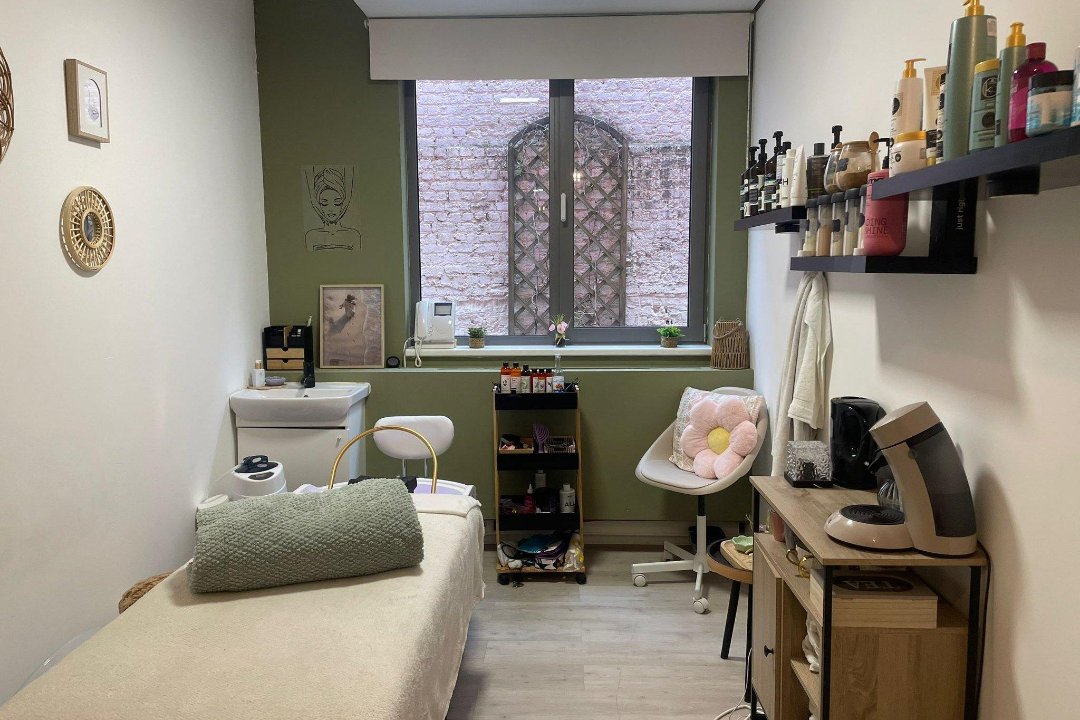 Halo of Head Spa, Globe, Uccle