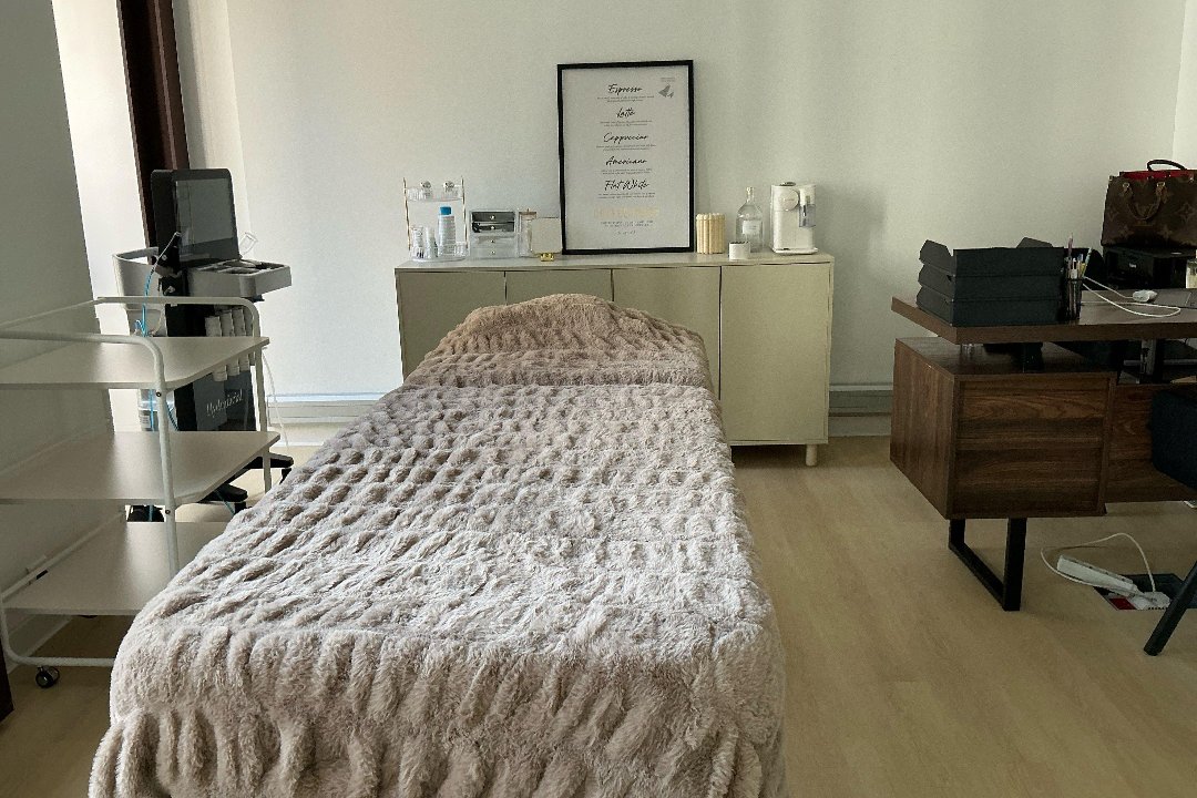 Skintys, Neuilly-sur-Seine, Hauts-de-Seine