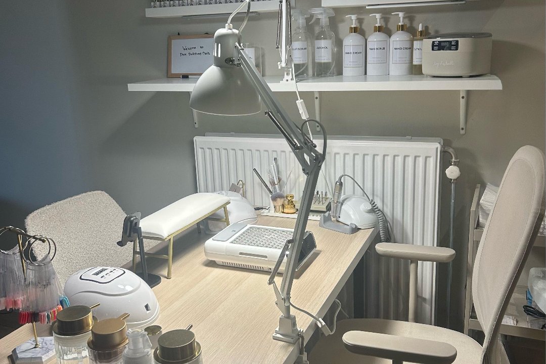 Pure polished nails, Den Haag