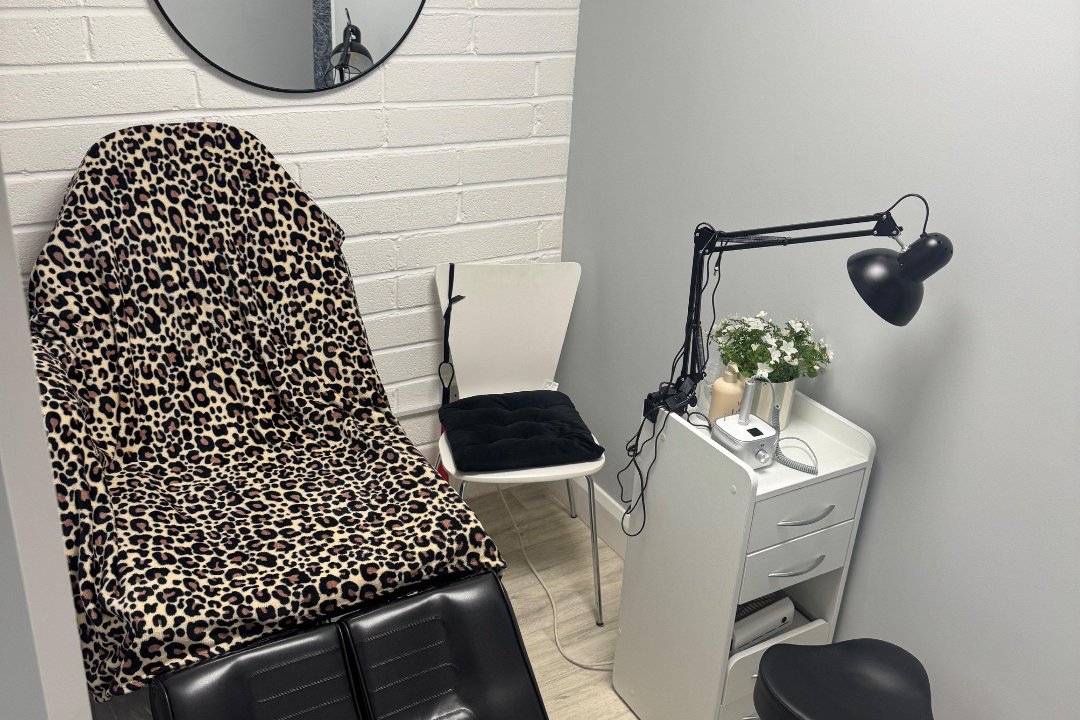 LS Nails & Training, Glin