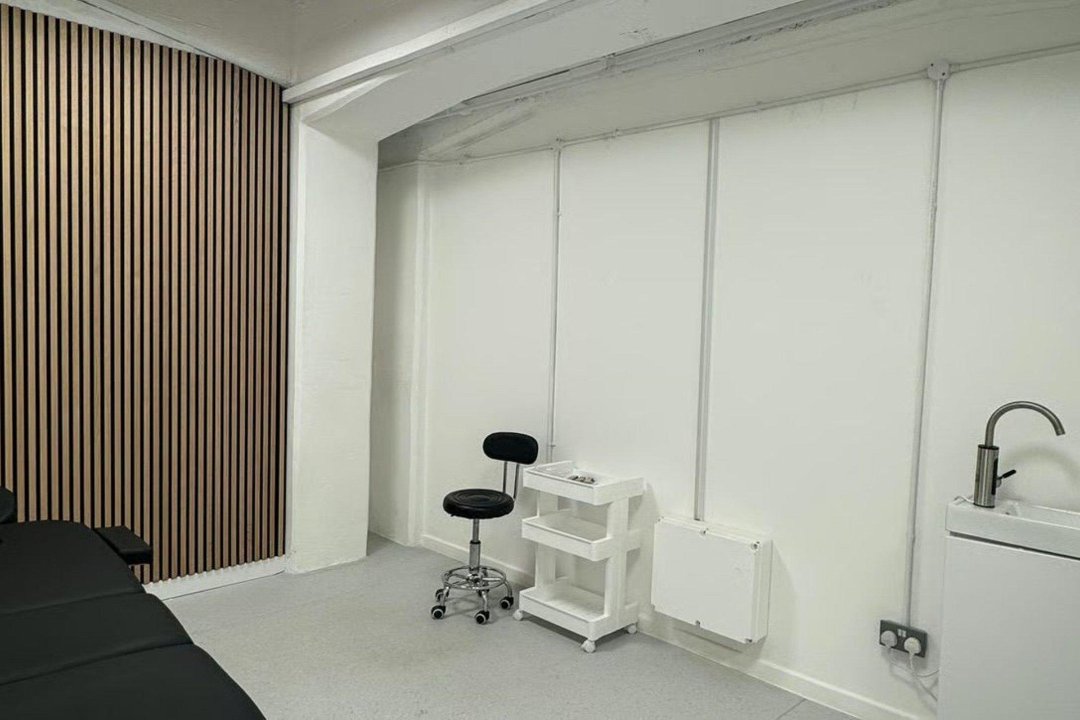 Ayuni, Royal Victoria, London