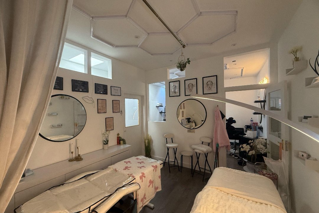 As Lash Bar, Ealing Broadway, London