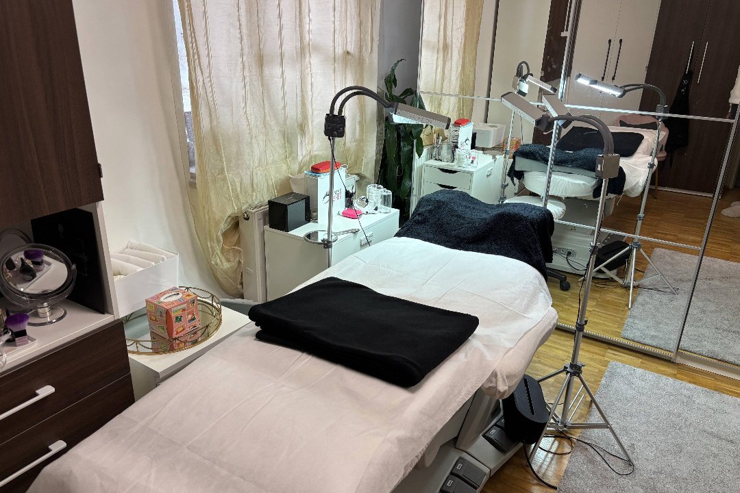 Beauty Homestudio-Lashes & Brows, Nails, Riemer Park, München