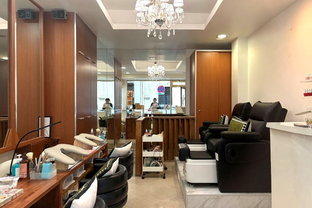 in nail, Boulevard des Capucines, Paris