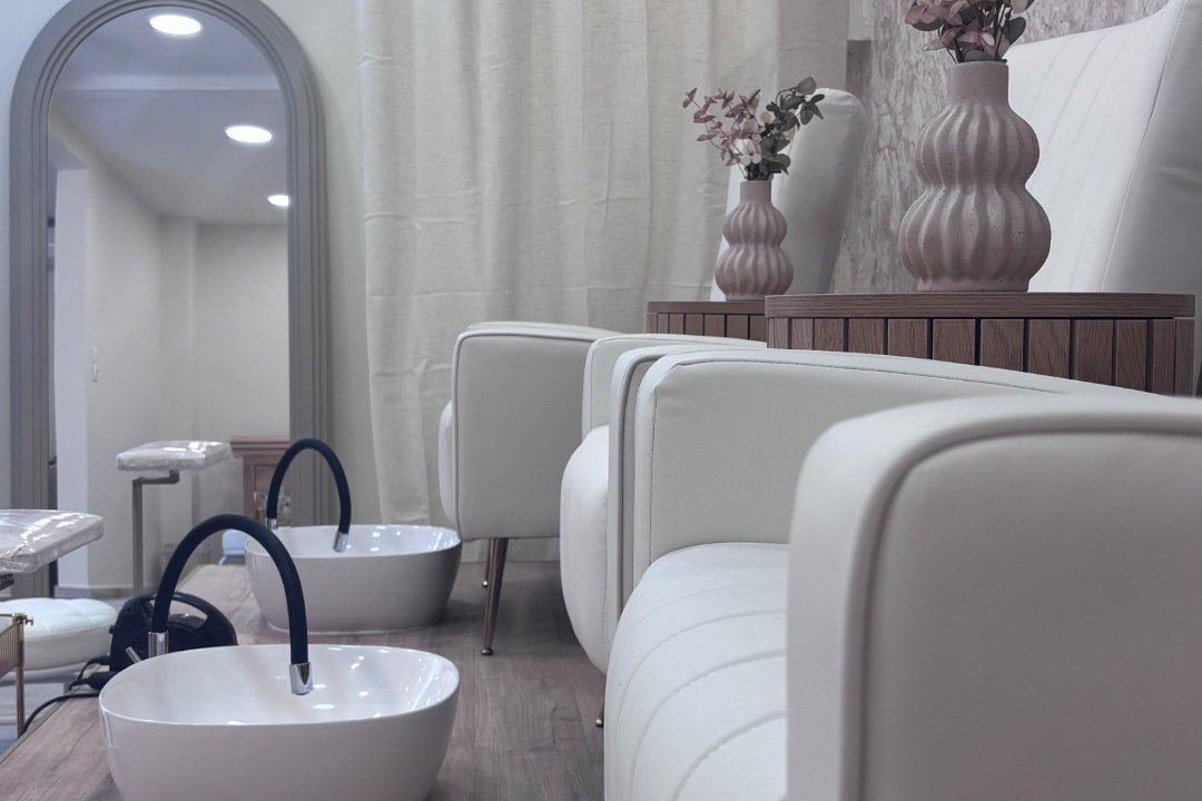 Famous Beauty & Nails Salon, Νίκαια, Πειραιάς