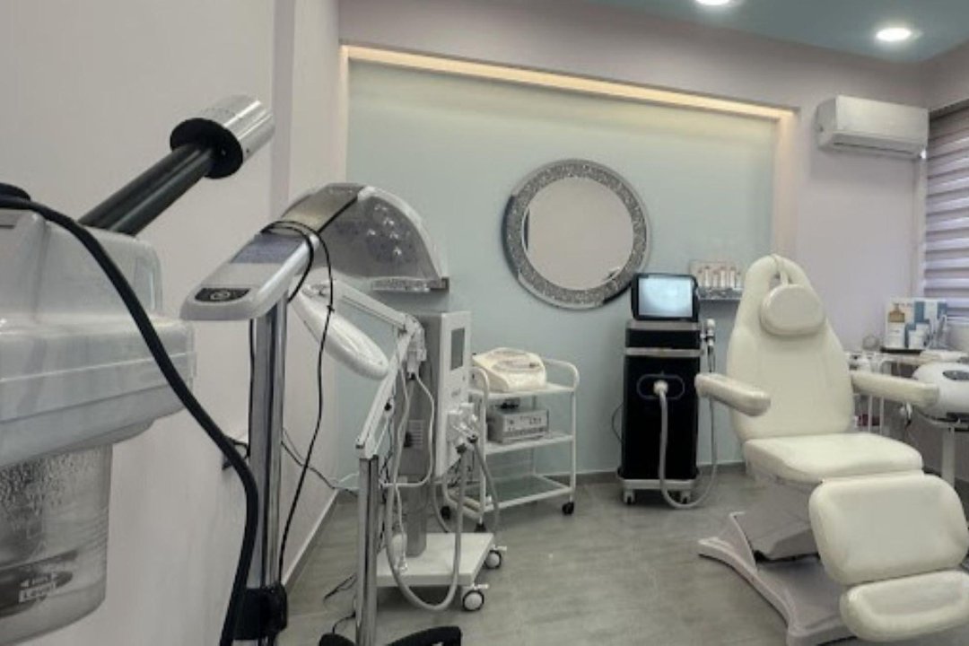 DerManifique, Κερατσίνι, Πειραιάς