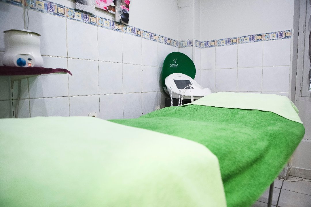 Carole Beauté, Métro Père-Lachaise, Paris