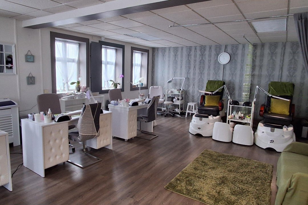 Sparkling Nails, Letterkenny