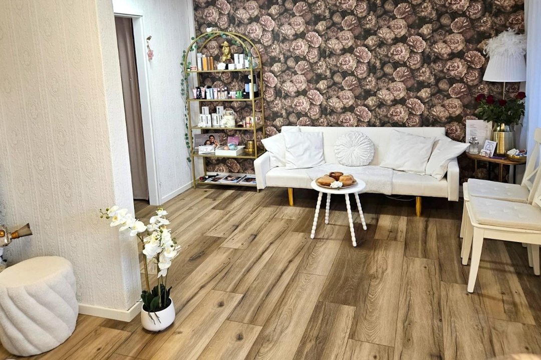 Züri Glow Beauty Studio, Kreis 9, Zürich